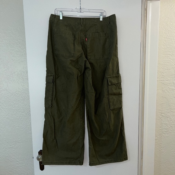 Levi's Women's Baggy Cargo Pants in Olive Night Size 31W x 30L - Picture 5 of 8
